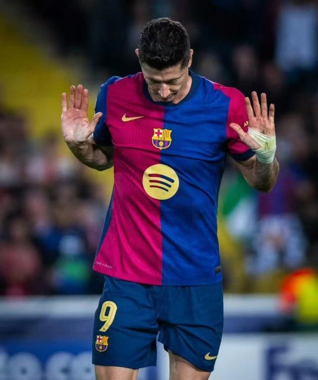 爱游戏登录入口-Rookie在拜仁比赛中败北，持续失利引发热议！赛场气氛高涨(拜仁coco)