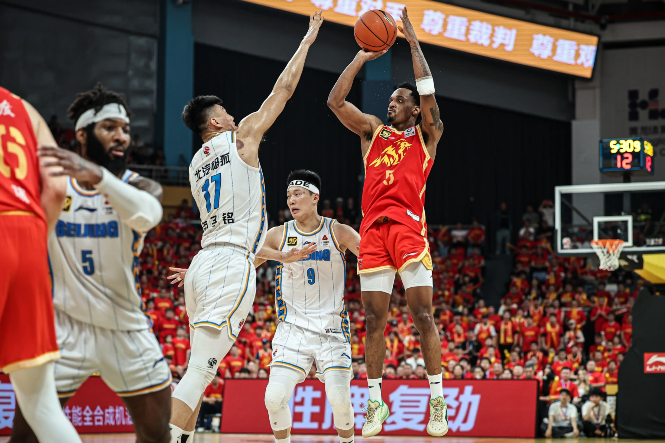 太狠了！广东宏远今晚篮板制胜窗口期那不勒斯调整名单以备NBA总决赛，芝加哥公牛集结日战术微调的简单介绍